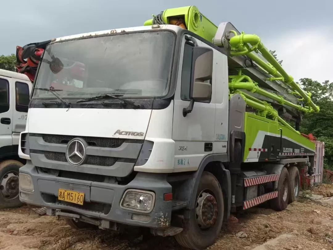 2013 zoomlion boom pump 47m автомобил со бетонска пумпа монтиран на камион на шасија на benz