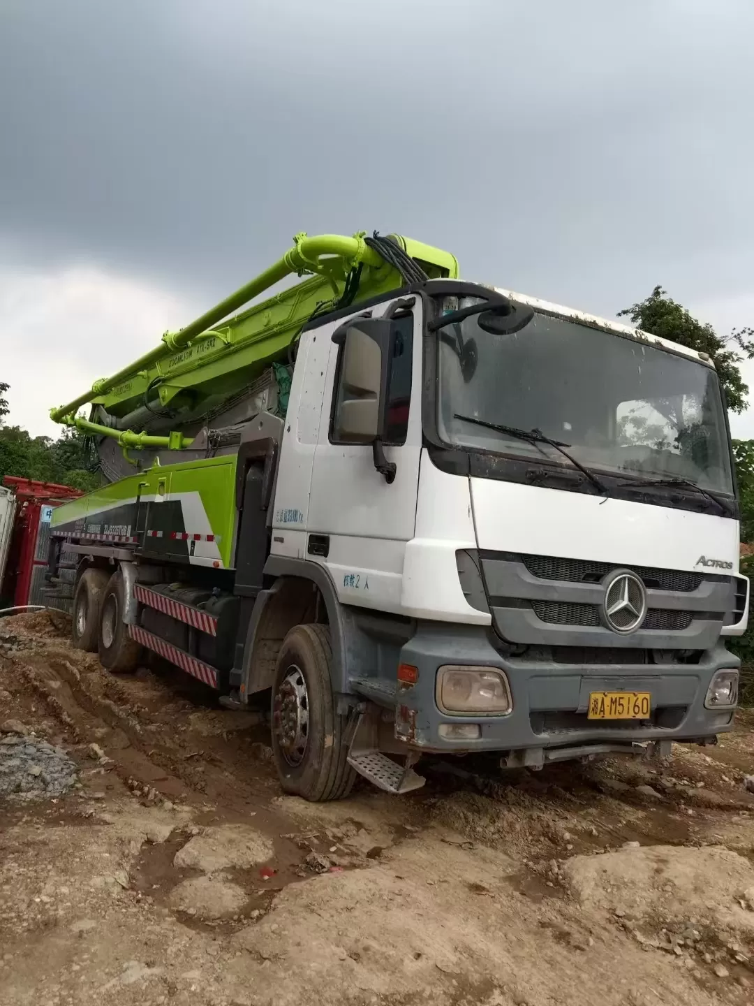 2013 zoomlion boom pump 47m автомобил со бетонска пумпа монтиран на камион на шасија на benz