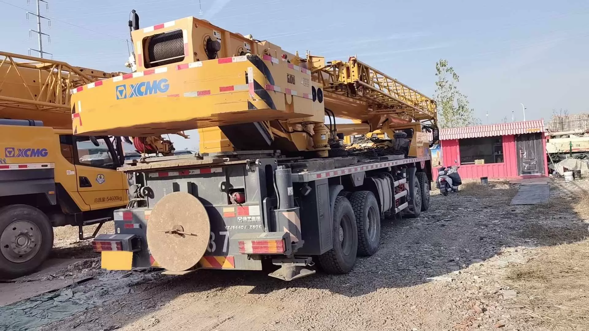 машина за кревање камионски кран xcmg 50t 2021 кран на тркала